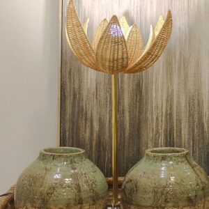 Luminária de Mesa em Metal e Rattan