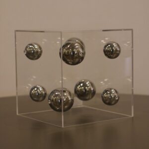 Escultura Cubo c/ Esferas Prata