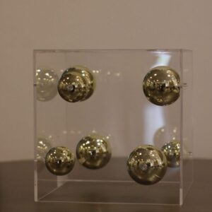Escultura Cubo c/ Esferas Dourado
