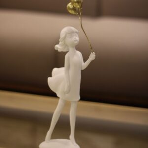 Escultura em Resina Branca Menina com Balões