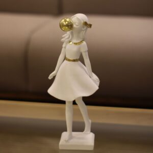 Escultura em Resina Branca Detalhe em Dourado
