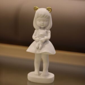 Escultura em Resina Branca Menina c/ Urso