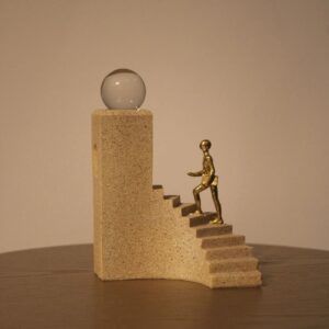 Escultura Curva com Bola em Vidro